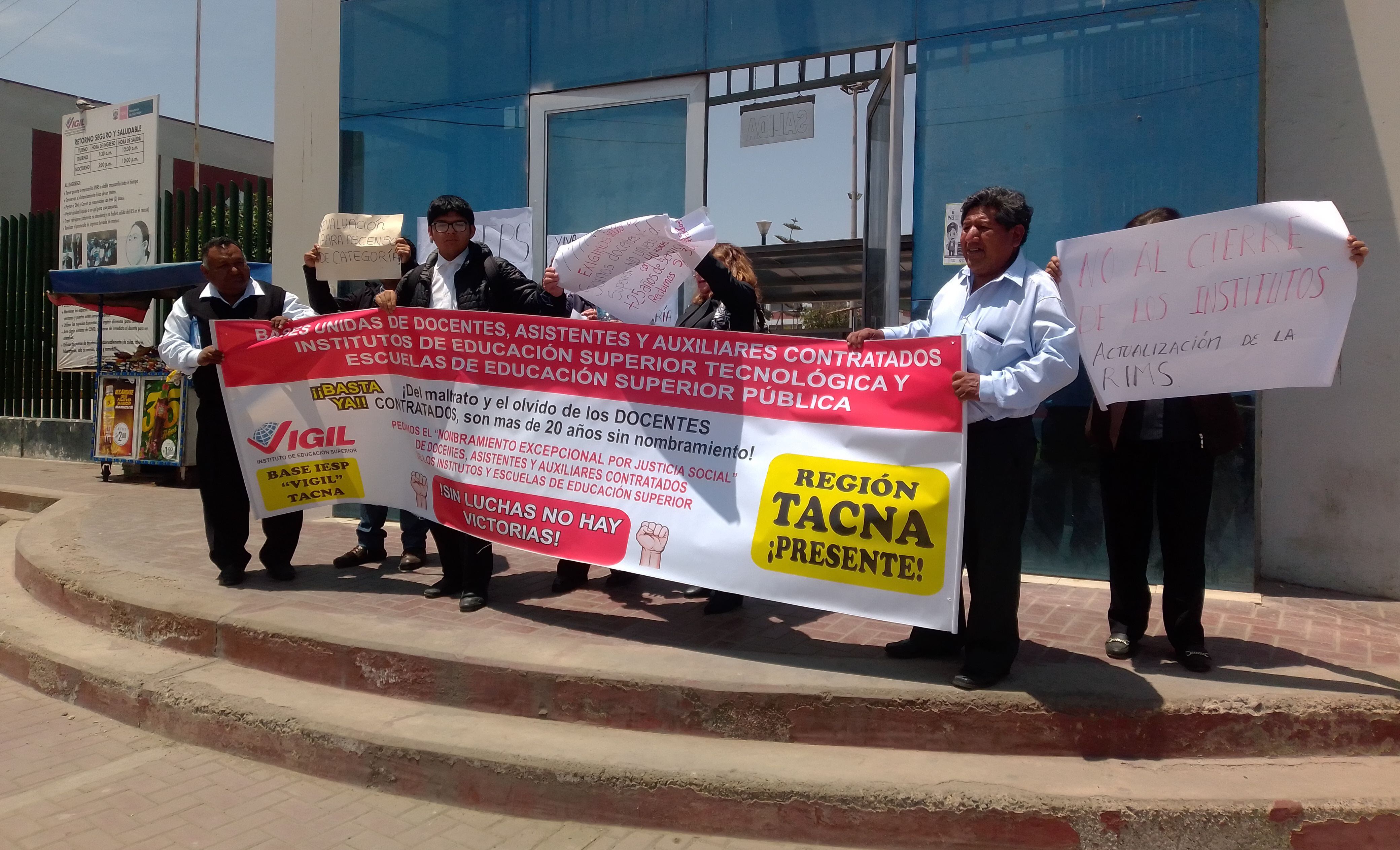 Docentes de educación superior se encuentran en pie de lucha desde este martes. (Foto: Adrian Apaza)