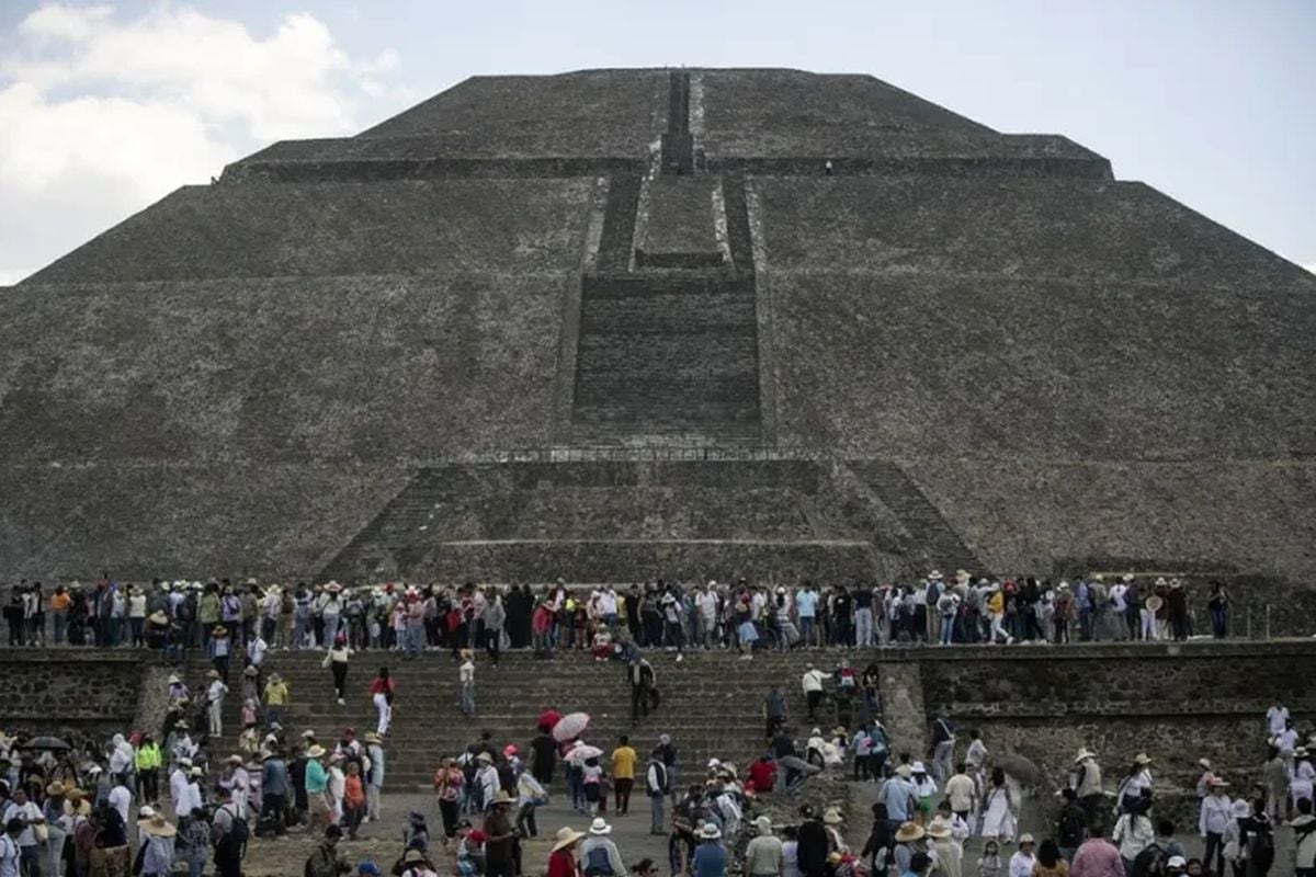 Fotografía de archivo de turistas en la Pirámide del Sol de la zona arqueológica de Teotihuacán, en el Estado de México. Foto: EFE/Isaac Esquivel