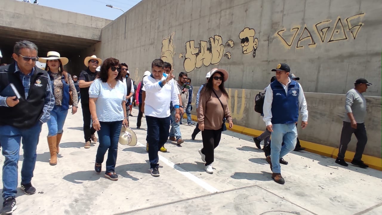 Visita del alcalde Víctor Hugo Rivera en el intercambio vial. Foto: GEC.