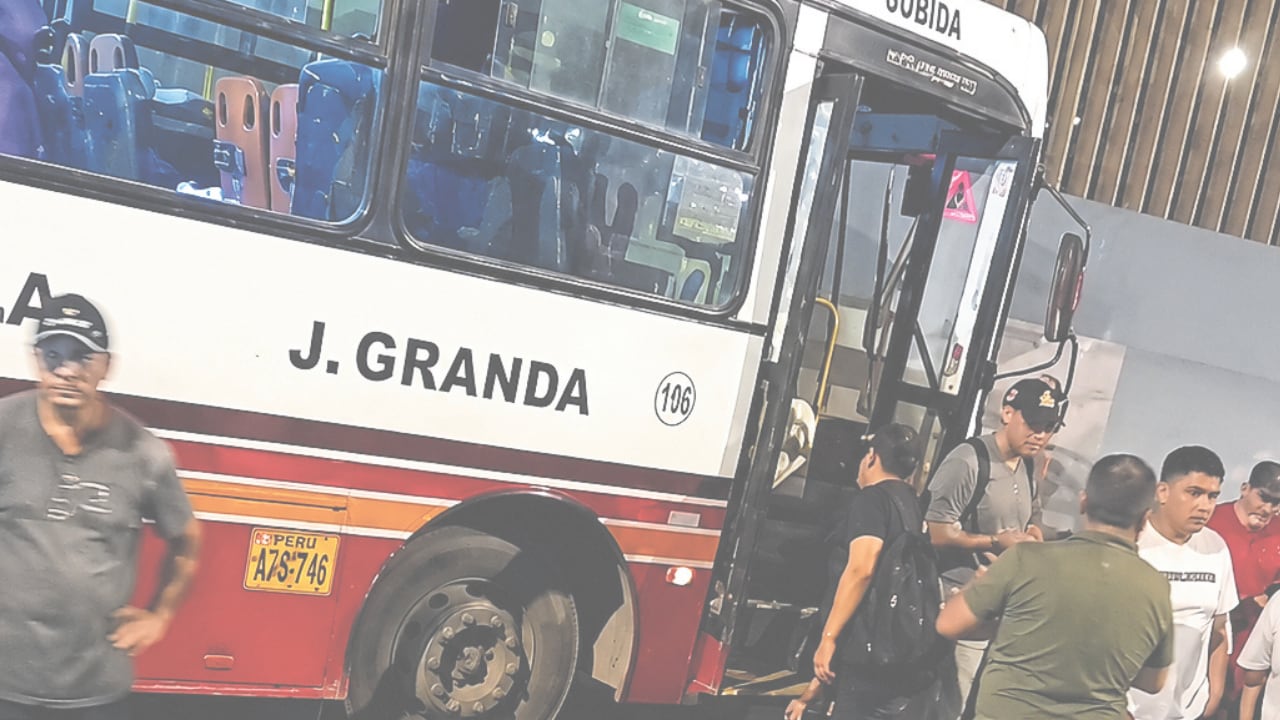 Ataque ocurrió en San Juan de Miraflores, cuando unidad estaba en pleno recorrido. Estado de la víctima, de 42 años, es reservado.