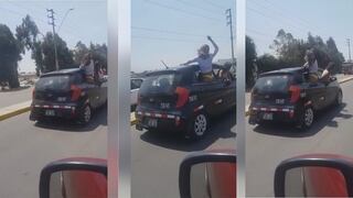 Jóvenes arriesgan su vida sentándose al borde de la ventana de automóvil en marcha (VIDEO)  