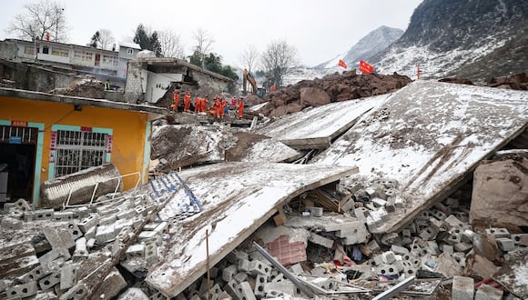 Personal de rescate busca víctimas desaparecidas tras un deslizamiento de tierra en la aldea de Liangshui en Zhaotong, en la provincia de Yunnan, en el suroeste de China, el 22 de enero de 2024. (Foto de AFP)