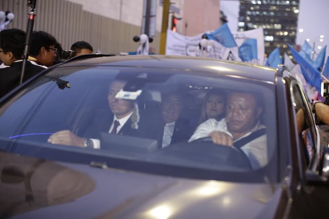 Simpatizantes de partidos llegan a exteriores del Centro de Convenciones por debate presidencial (Foto: Julio Reaño/GEC)