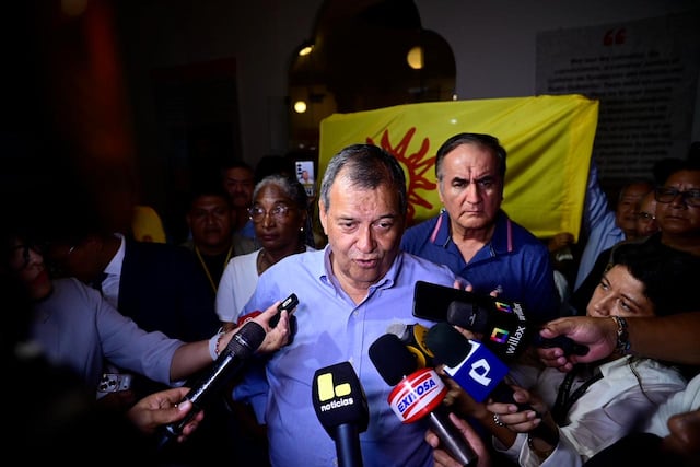 El candidato por partido "Buen Gobierno", Jorge nieto, recibió el flash electoral en su local en el centro de Lima. (Fotos: Paloma del Solar /@photo.gec)