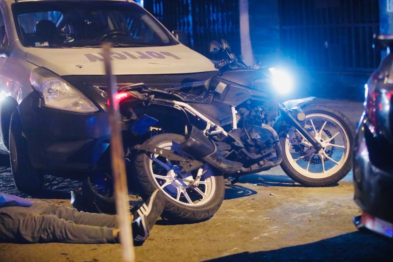 El joven de 28 años perdió la vida frente al local clandestino a causa de las graves lesiones.