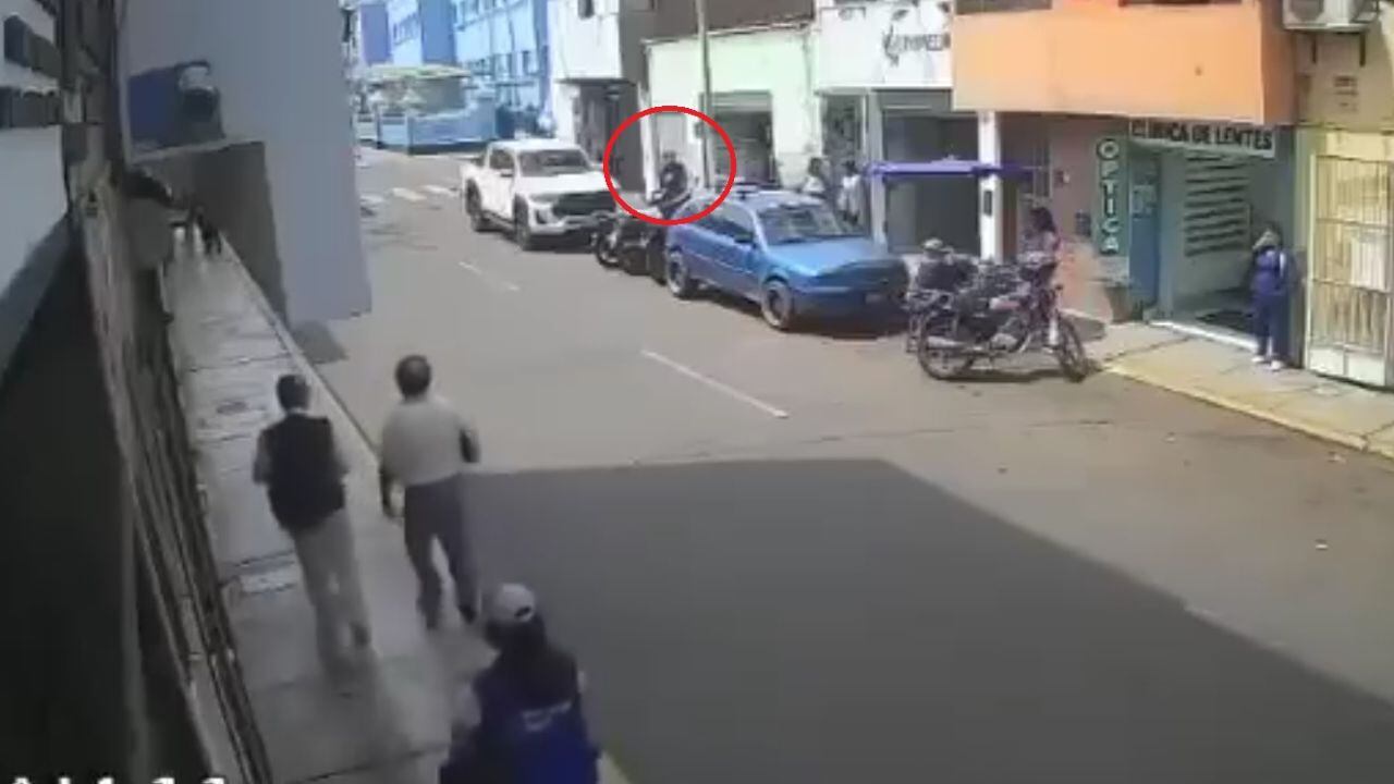 Una cámara de videovigilancia registró el accionar en la cuadra 2 del jirón Bolívar.