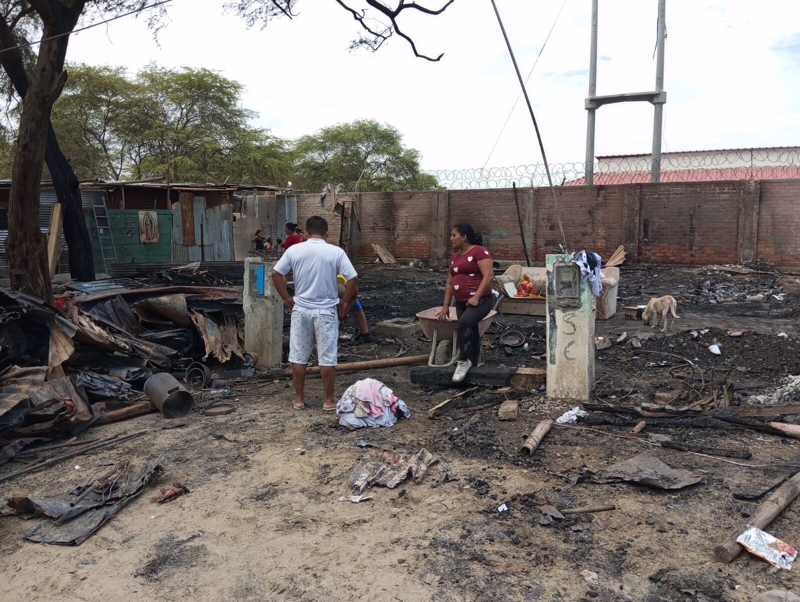 Las familias piden apoyo de las autoridades, ya que han perdido todo. Las lenguas de fuego arrasaron con ropa, zapatos, electrodomésticos, cuadernos y uniformes. Todo quedó en cenizas.