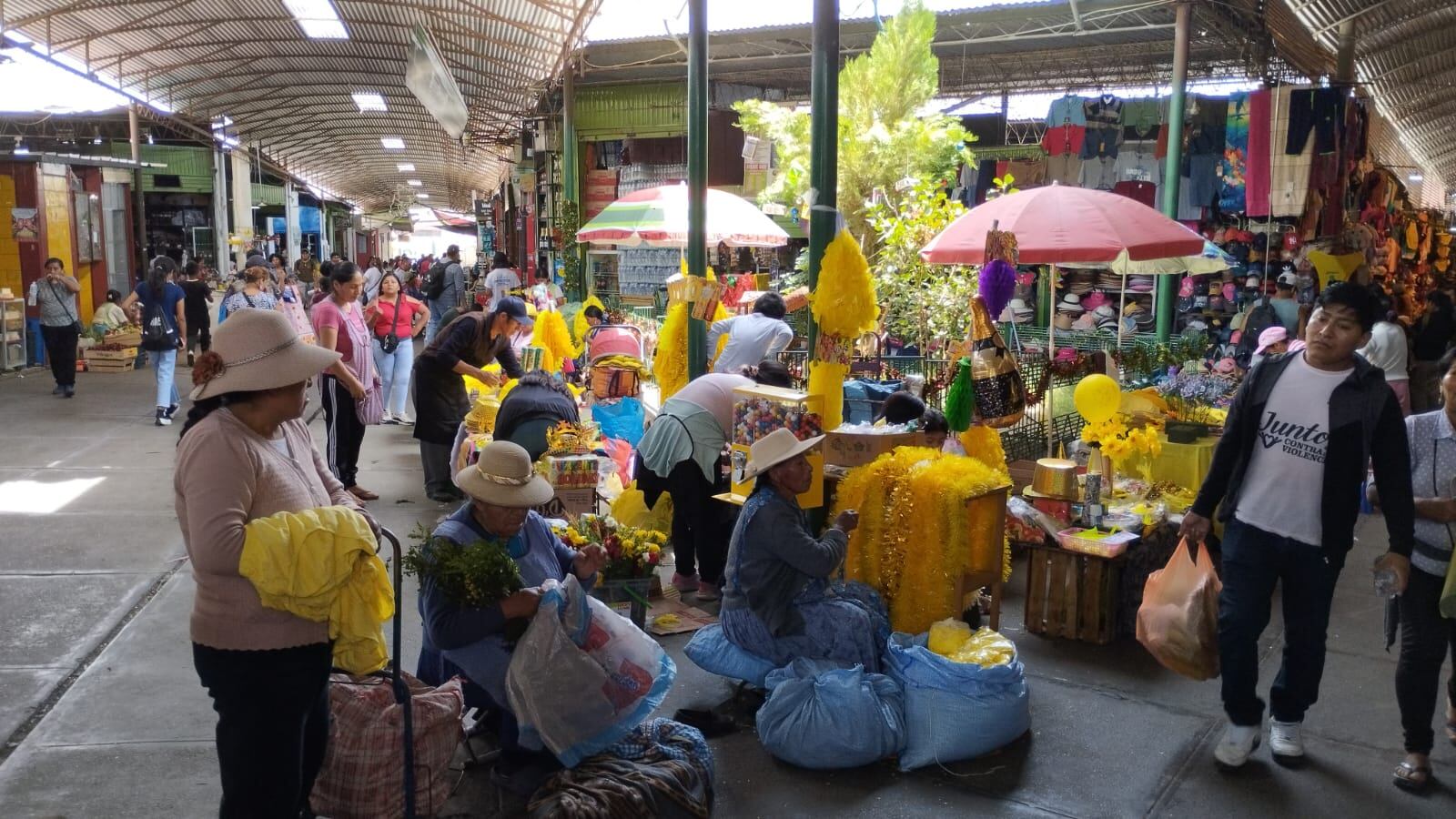 En el mercado Grau se instalaron decenas de vendedores aprovechando la gran concurrencia. (Foto: Difusión)