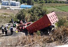 Arequipa: Conductor de camión herido en caída de 5 metros a un campo de cultivo (VIDEO)