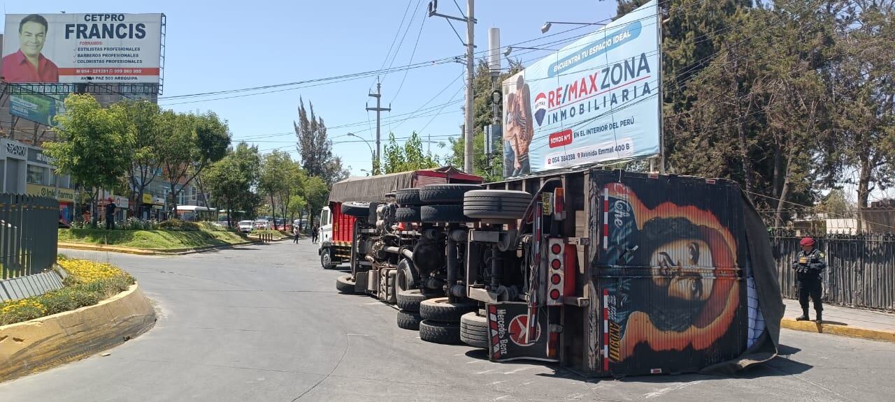 Vehículo de carga pesada se vuelca en avenida principal de Arequipa. (Foto: Pedro Torres)