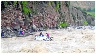 ​Chofer de auto muere tras ser arrastrado al caudaloso río San Juan