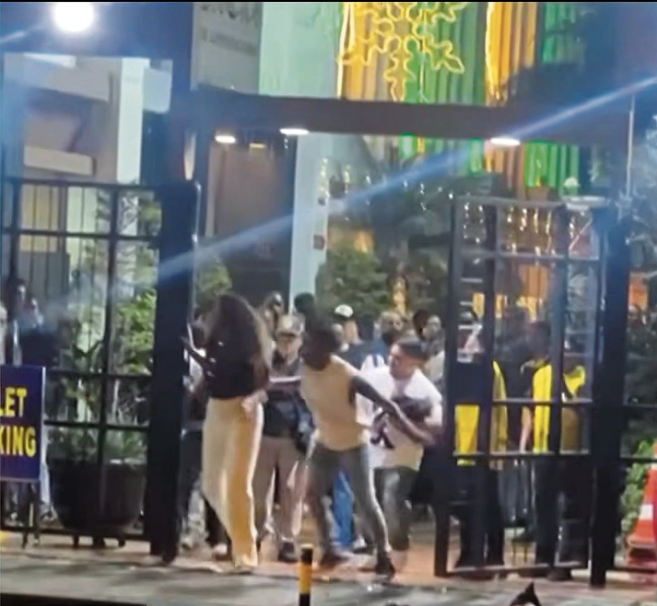 Violencia se desató dentro del Centro de Convenciones Scencia, por causas aún desconocidas, y se extendió a la vía pública. Municipio clausuró y multó al establecimiento.