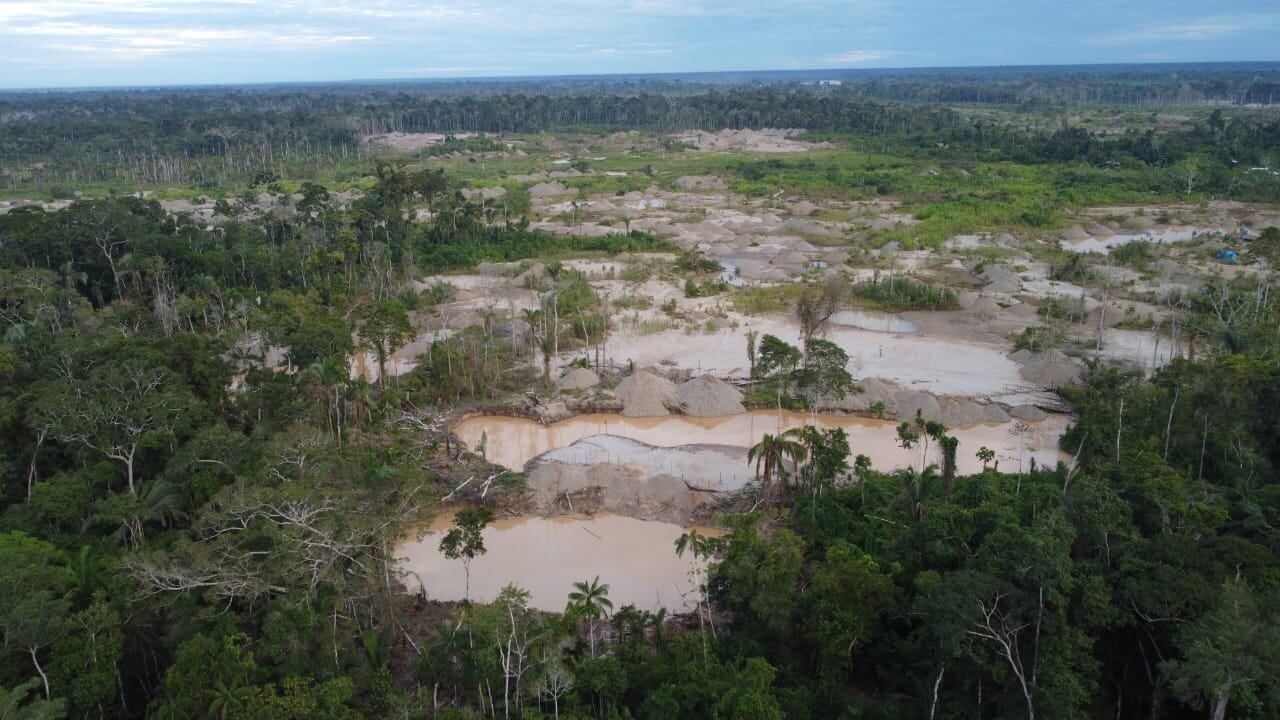 Minería ilegal en territorio de la comunidad indígena Tres Islas en Madre de Dios. Foto: FEMA Madre de Dios.