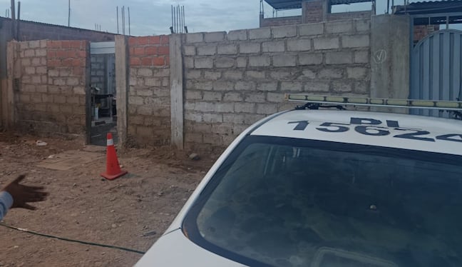 Tras constatar la presencia de un cadáver aislaron la zona. (Foto: Difusión)