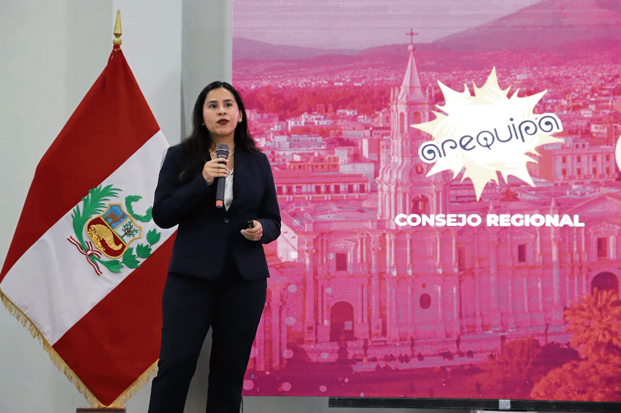 Presidenta del Consejo Regional de Arequipa, Norma Ortega, dio alcances de la producción. Foto: Consejo Regional de Arequipa.