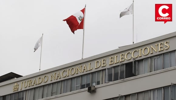 Edificio del JNE con banderas peruanas
