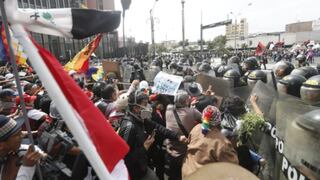 Manifestantes se enfrentan a la Policía en el Centro de Lima durante Mensaje a la Nación de Dina Boluarte