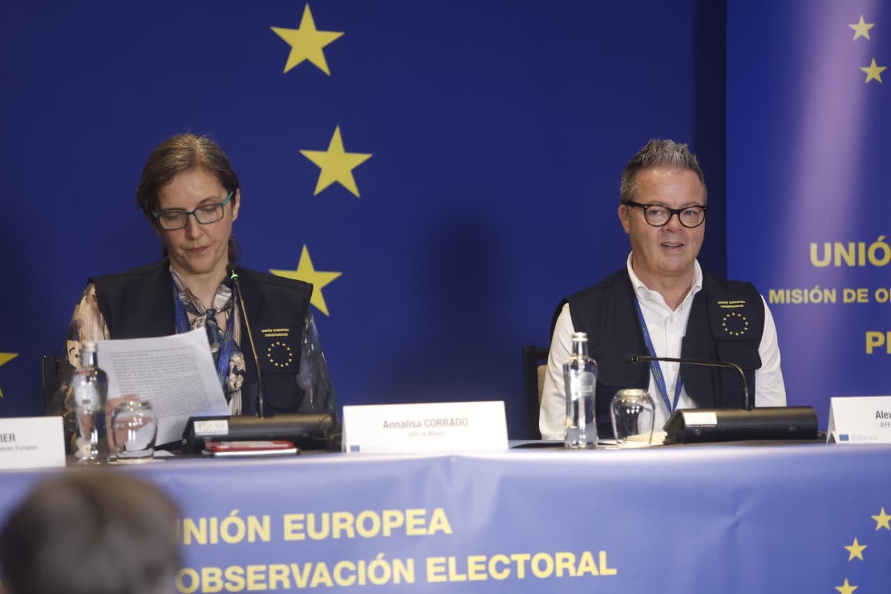 Jefa de la Misión de Observación Electoral de la Unión Europea en el Perú, ofrece una conferencia de prensa para presentar el informe preliminar sobre las observaciones realizadas por la MOE UE durante el proceso electoral del 12 de abril.
Fotos: Mario Zapata N. / @photo.gec