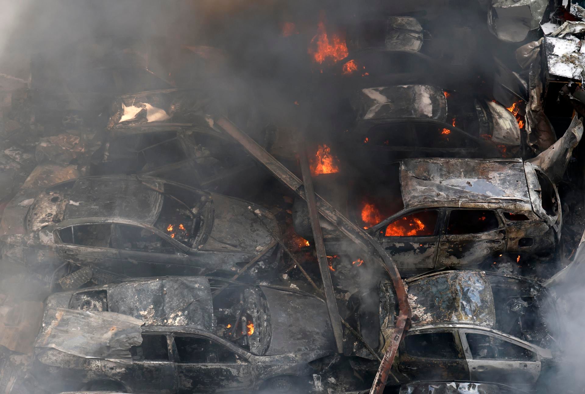 Carros quemados en el lugar de un ataque aéreo de Israel en el barrio Corniche el-Mazraa de Beirut, Líbano. (EFE/ Wael Hamzeh).