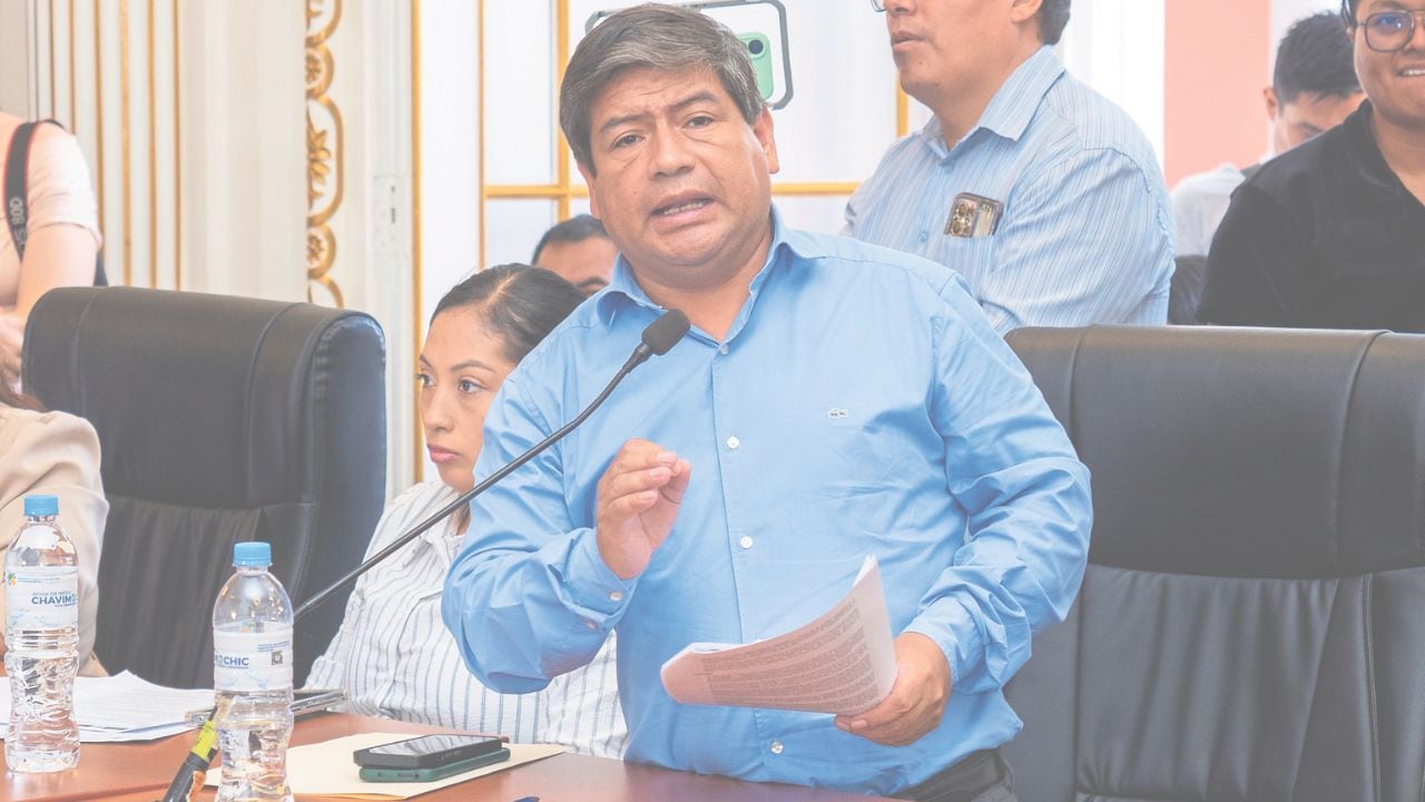 Consejero Luis Rodríguez asegura que carpetas para 15 colegios de Pataz están guardados desde setiembre de 2025 en almacenes.