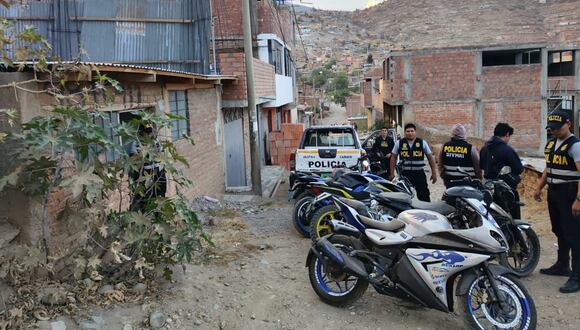 Policía irrumpe en cochera y descubre cinco motos robadas