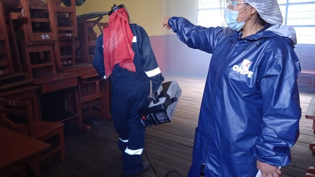 Personal de ONPE desinfectó locales de votación en Puno