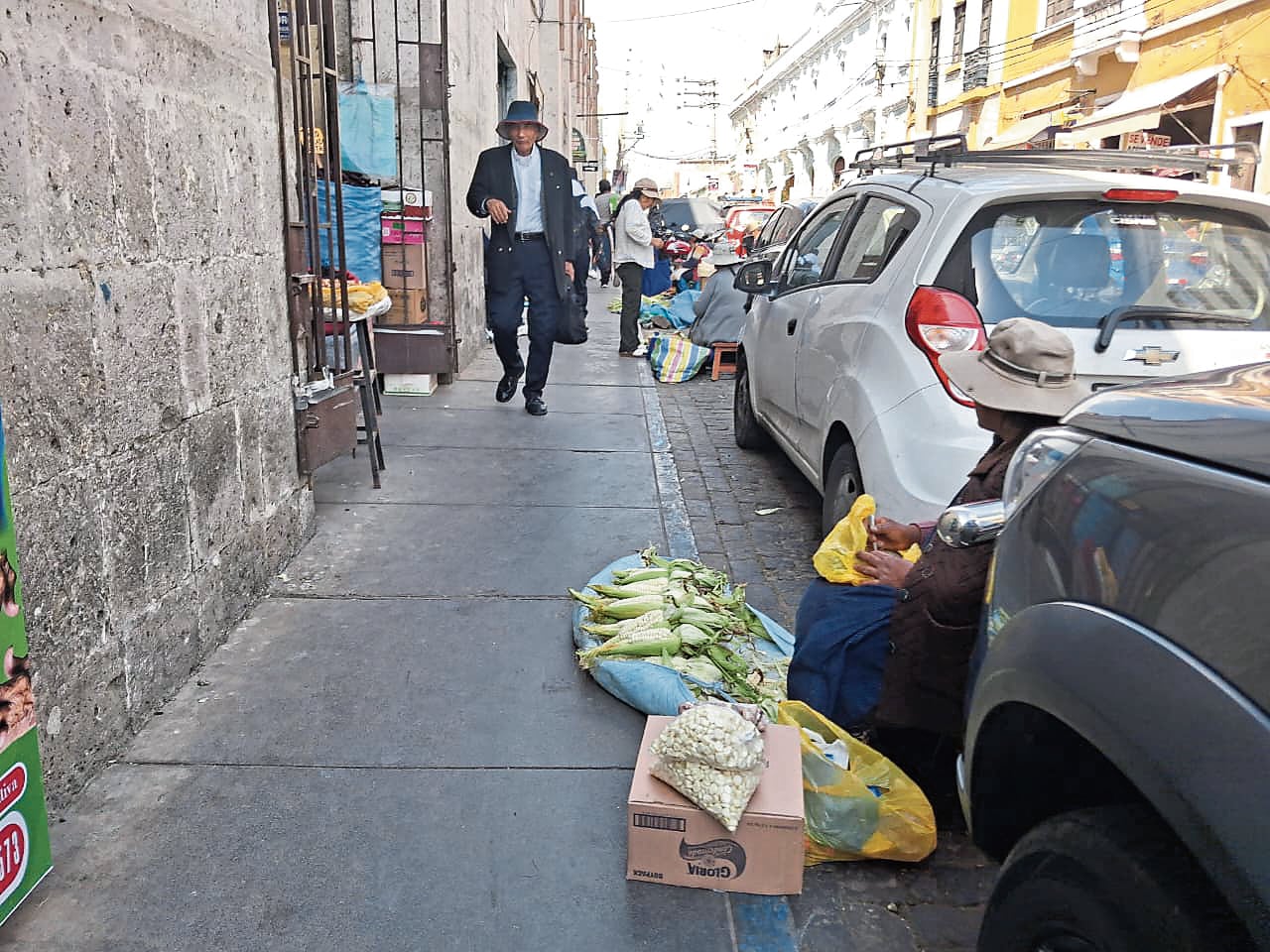 Comerciantes informales se apoderan de veredas en el Cercado de Arequipa. Foto: GEC.