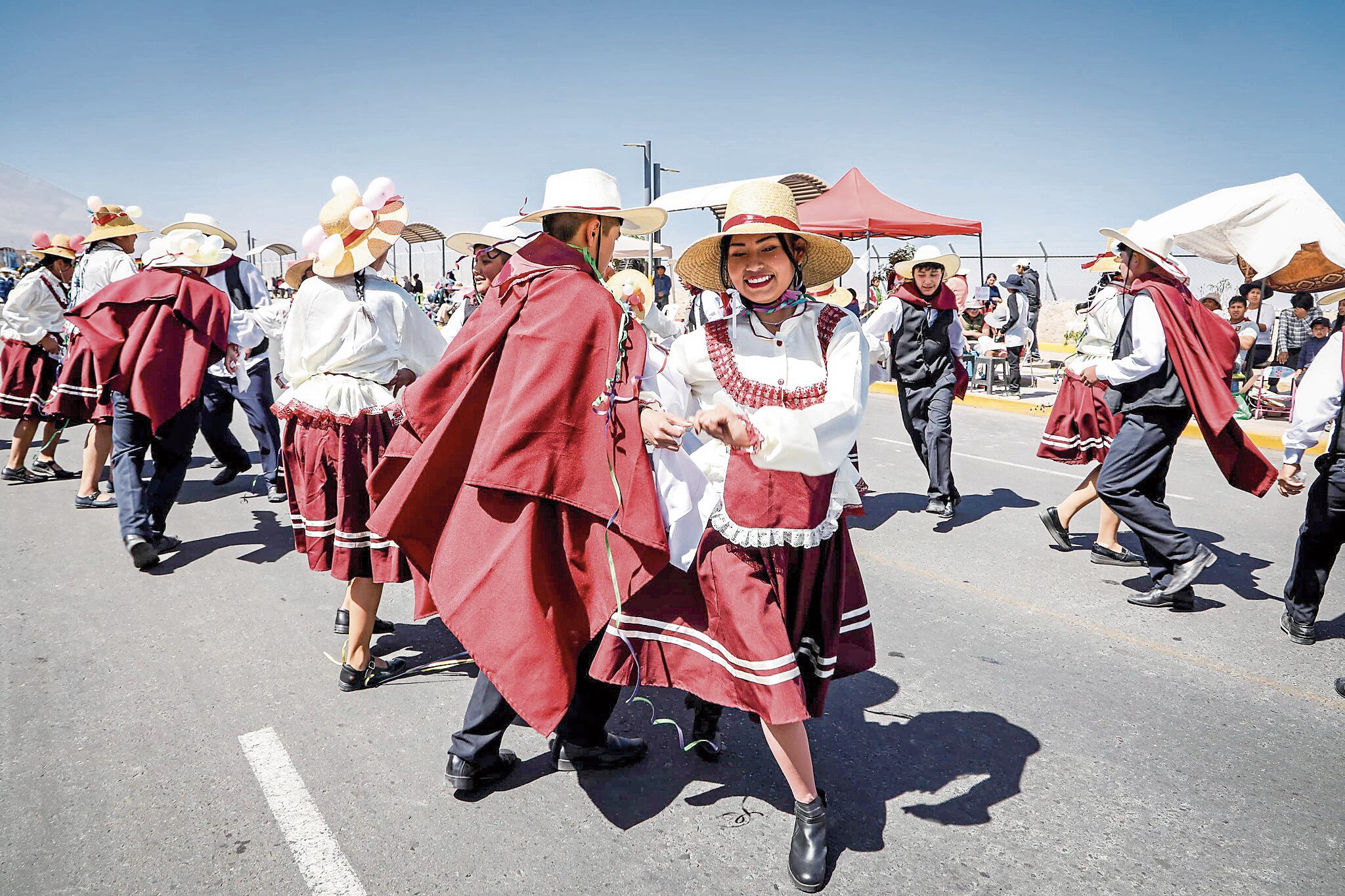 Danzas de la ciudad Blanca fueron ovacionadas por arequipeños en vía Bicentenario. (Foto: GEC)
