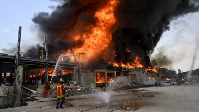 Gran incendio en el puerto de Beirut, semanas después de la devastadora explosión (VIDEOS)