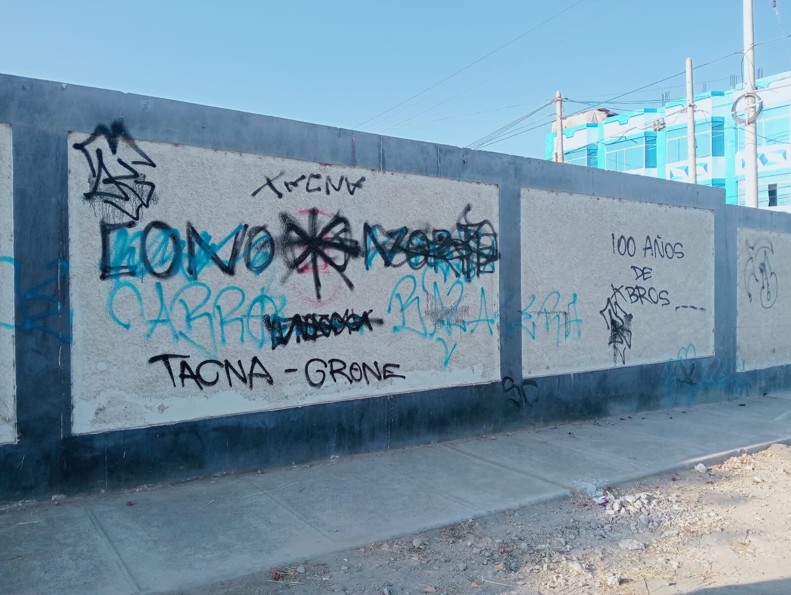 Muro del colegio Federico Barreto luce con grafitis ocasionando malestar en la comunidad. (Foto: Difusión)