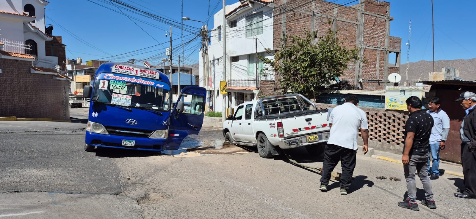 Bus de trasporte de pasajeros y camionetas cayeron a un agujero en Socabaya. Foto: GEC