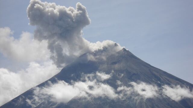 Ecuador: Siete pueblos en alerta por caída de cenizas de volcán