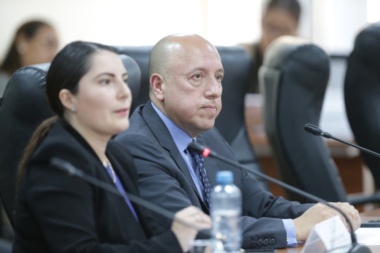 Alberto Villanueva respondió un requerimiento oficial y negó cualquier comunicación previa a un fallo emitido tras una visita presidencial a un local comercial.Foto: Cesar Bueno @photo.gec