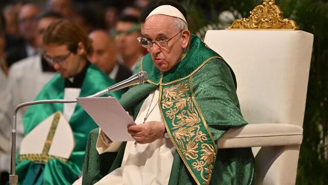 El papa Francisco ensalza “la devoción al deber” de la reina Isabel II y reza por Carlos III