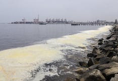 Callao: Floración algal nociva genera extraña espuma en la bahía
