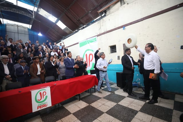 Roberto Sánchez presenta a su equipo técnico y asegura que gobernará con el nuevo plan de consenso (Fotos: Diana Marcelo/GEC)