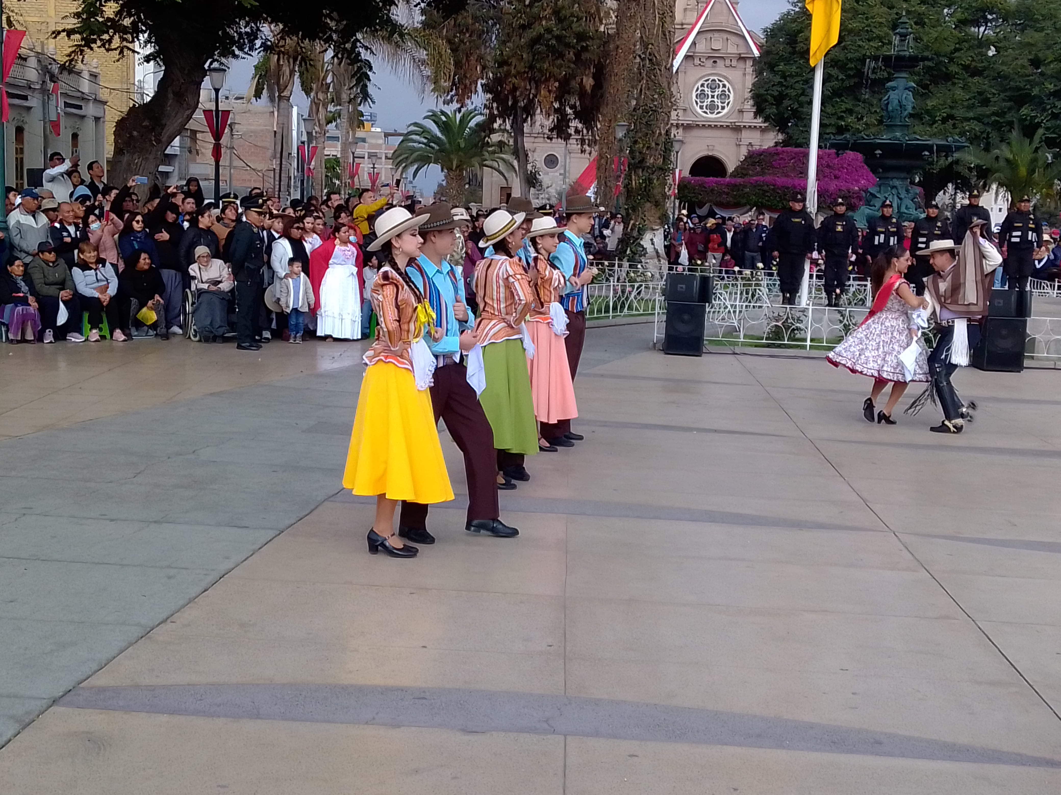 El brío y color del ballet de danzas de la Universidad de Tarapacá ensalzaron la mañana de homenaje en Tacna. (Foto: Adrian Apaza)