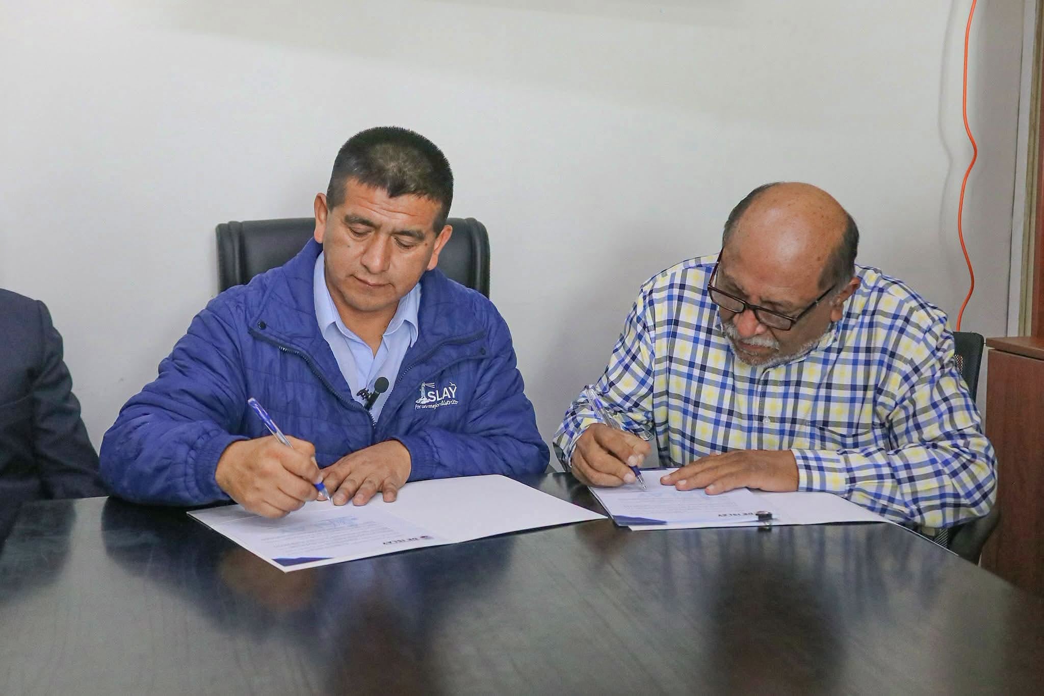Municipalidad de Islay firma contrato para construir piscina con 5.4 millones de soles