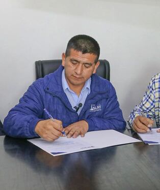 Municipalidad de Islay firma contrato para construir piscina con 5.4 millones de soles