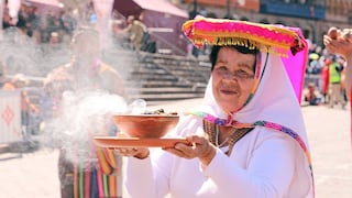 Fiestas del Cusco: Adultos mayores danzan en la plaza mayor y conmueven a turistas (FOTOS)