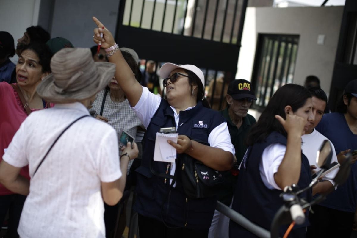 Funcionarios de la ONPE brindando informacion a electores en Lima, Perú. Foto: GEC