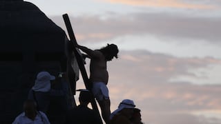 Semana Santa: Cristo Cholo escenificó el Vía Crucis y fue “crucificado” en el cerro San Cristóbal (GALERÍA)
