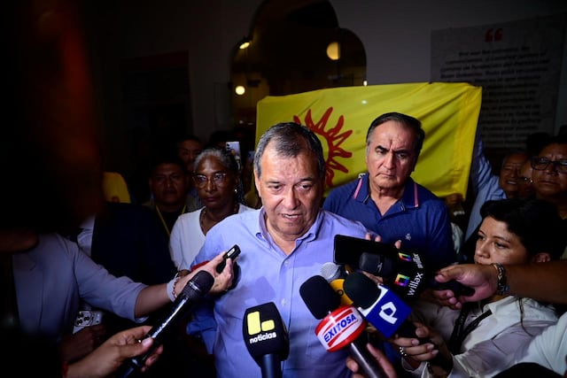 El candidato por partido "Buen Gobierno", Jorge nieto, recibió el flash electoral en su local en el centro de Lima. (Fotos: Paloma del Solar /@photo.gec)