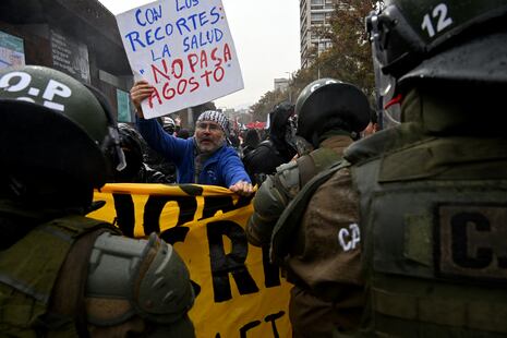 Chile: Estudiantes protestan contra el gobierno del presidente Kast y sus recortes presupuestarios