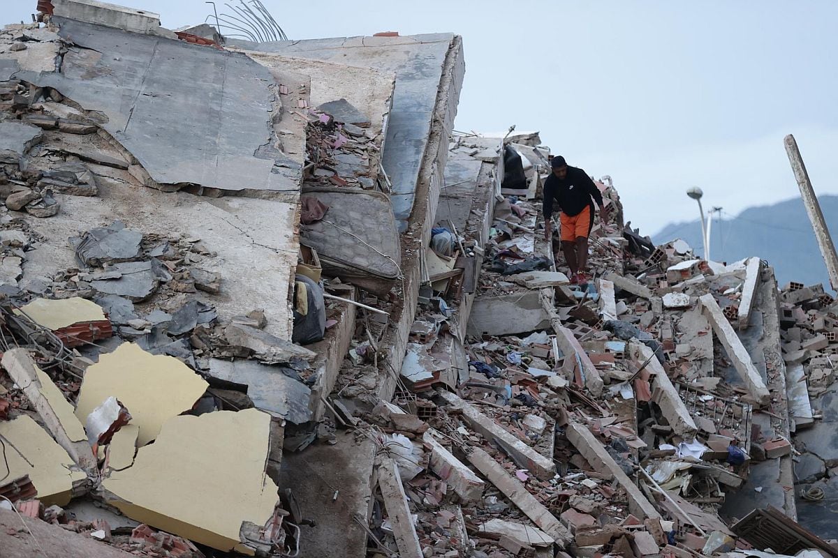 Un residente entre los escombros de un edificio derrumbado a consecuencia de los terremotos, en la localidad de Catia La Mar, en el estado costero de La Guaira (Venezuela) este jueves | Foto: EFE/ Ronald Pena R.