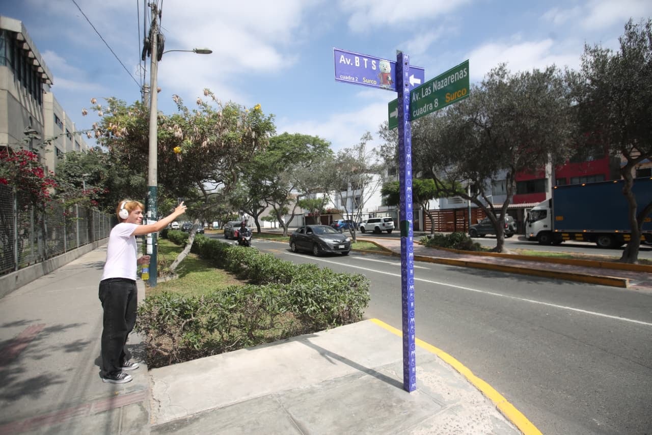 Seguidores de BTS posan junto a la placa que convierte temporalmente la calle Sacramento de Surco en un homenaje a la agrupación. (Foto: Jesús Saucedo)