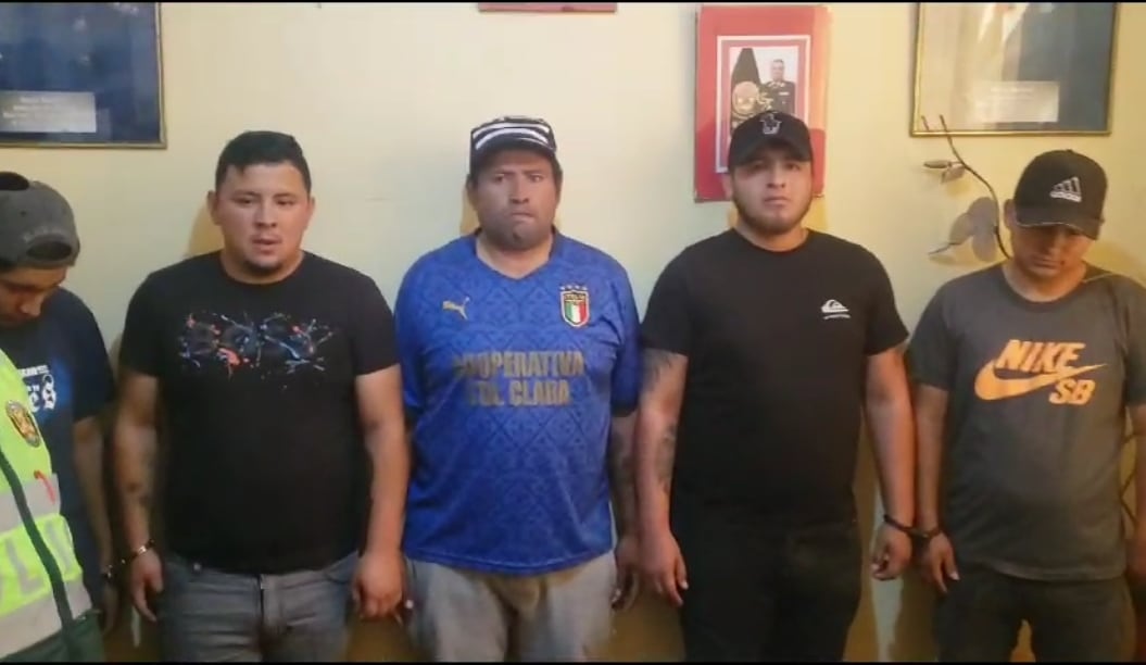 Fueron capturados con chalecos de la Policía. (Foto: Difusión)