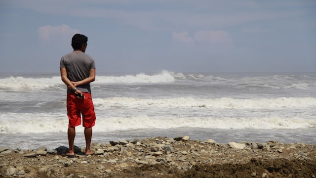 Trujillo: Bañistas ingresan a mar de Huanchaco a pesar de fuerte oleaje 