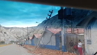 Tráiler cargado de ladrillos se despista y vuelca en la Carretera Central