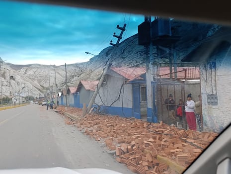 Tráiler cargado de ladrillos se despista y vuelca en la Carretera Central